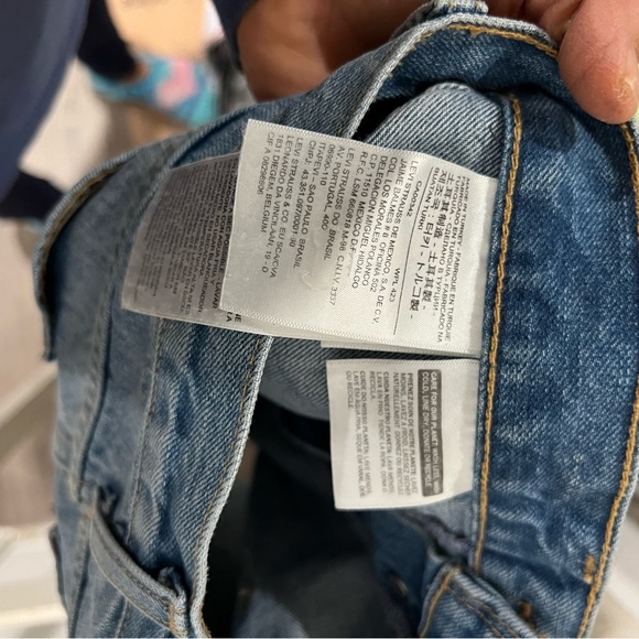 Levis denim shorts Size 28 waist. Fits w26 as well - Picture 4 of 4